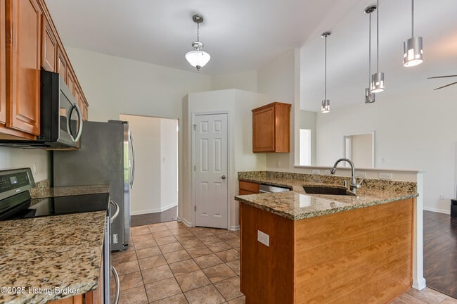 Building Photo - 220 Rockcrest Way