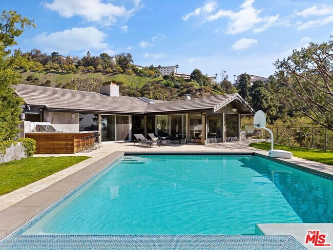 Primary Photo - 1255 N Bundy Dr