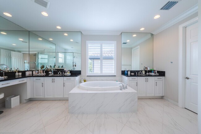 Building Photo - 9368 Eden Roc Ct
