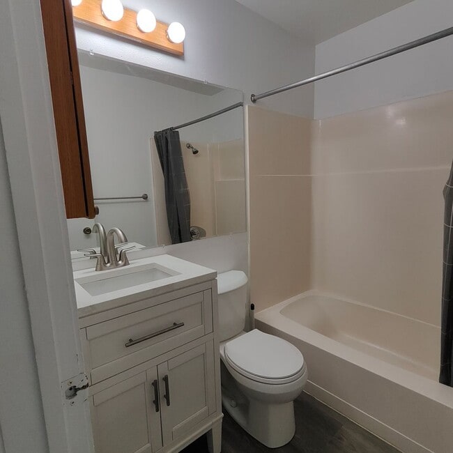 Building Photo - Two Bedroom Condo For Rent In Downtown Bou...