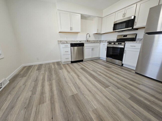 Building Photo - 3BR Townhome – Remodeled Kitchen, Garage, ...