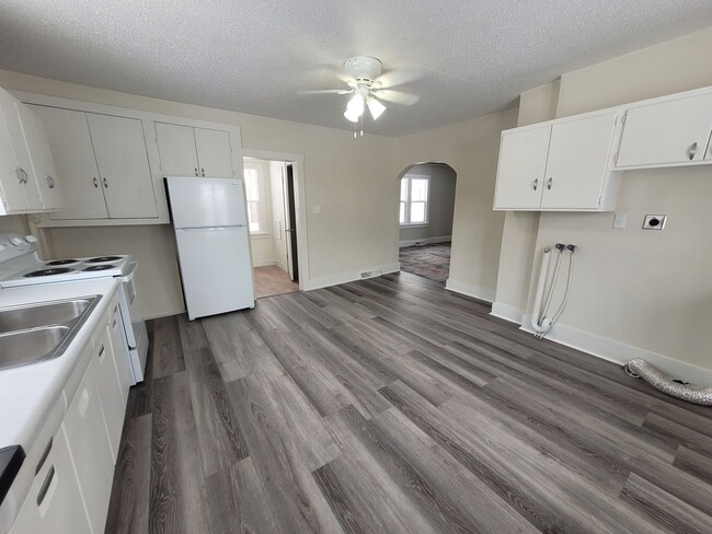 Building Photo - Recently remodeled 3 bedroom, large kitchen