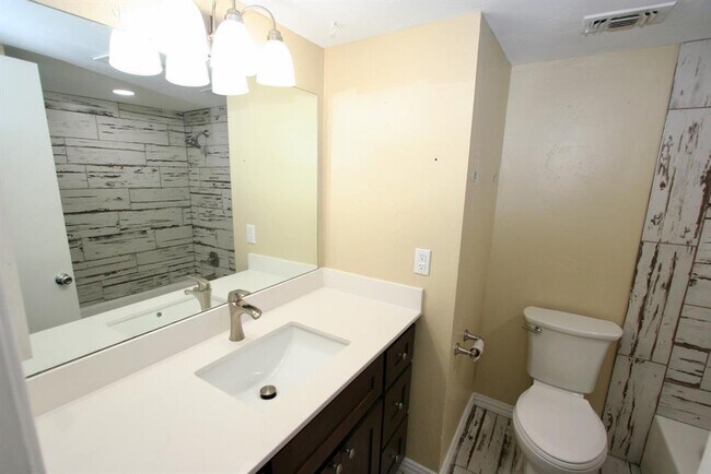 Building Photo - 17331 Red Oak Dr