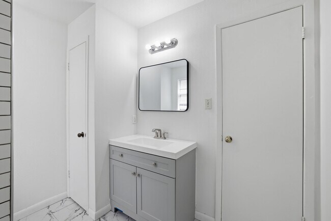 Building Photo - 5111 Crystal Bay Dr