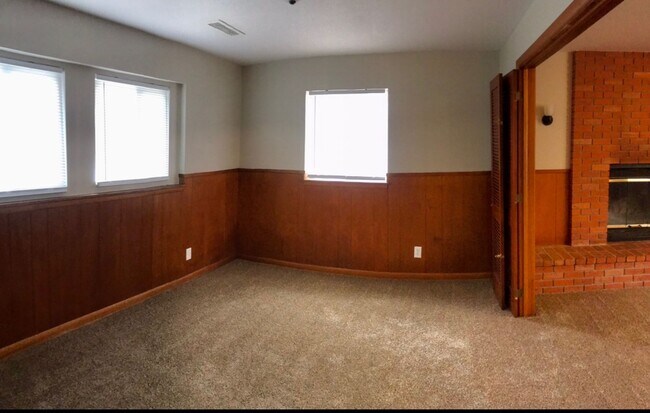 Building Photo - Beautiful 4 Bedroom 2 Bathroom Home
