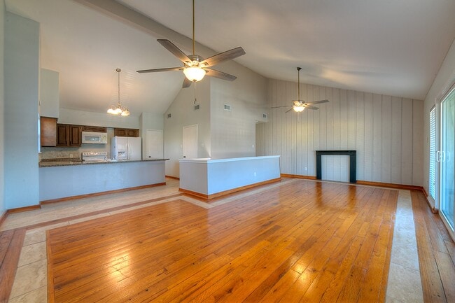 Building Photo - 93 Lakeview Village