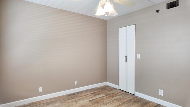 Building Photo - 4640 Lucerne Lakes Blvd W