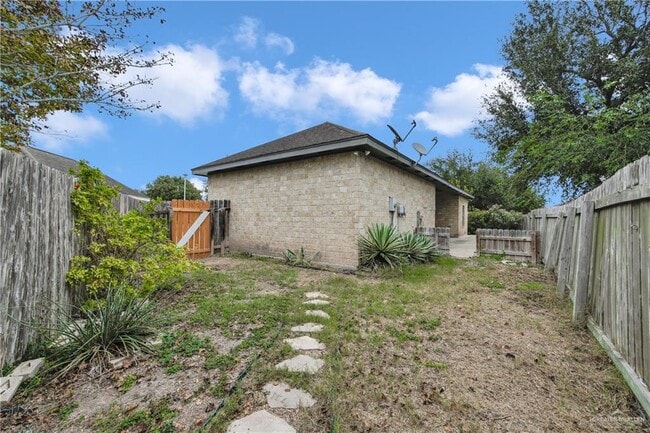 Building Photo - 22 Midlands Cir