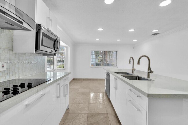 Building Photo - 20645 NE 25th Pl