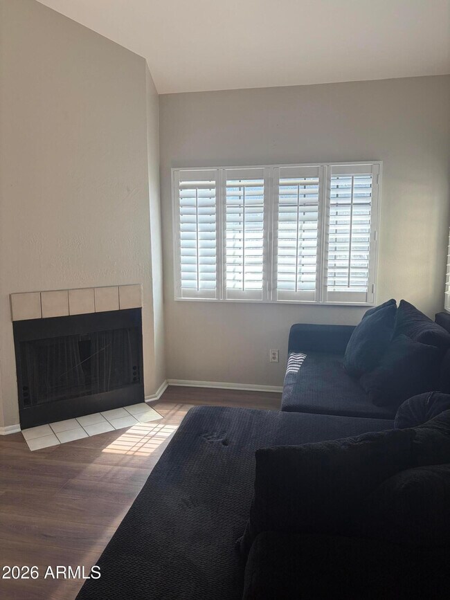 Building Photo - 930 N Mesa Dr