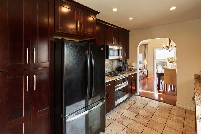 Building Photo - 817 10th St