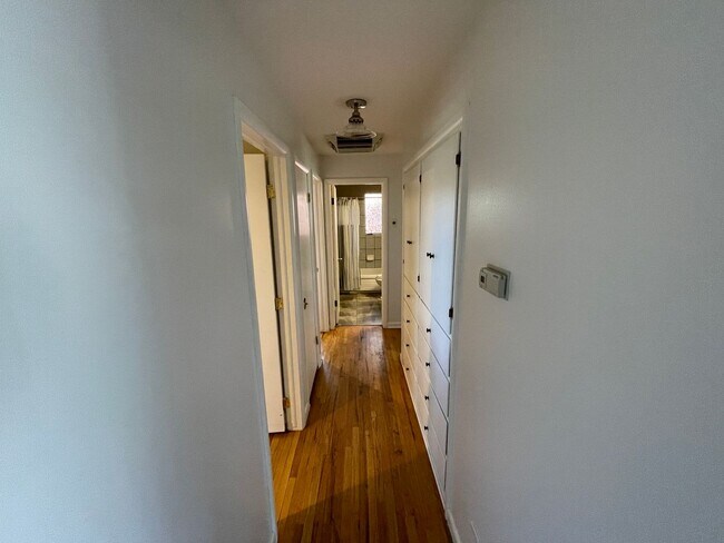 Building Photo - Cozy Holladay Gem – 3 Bed, 2 Bath with Fen...
