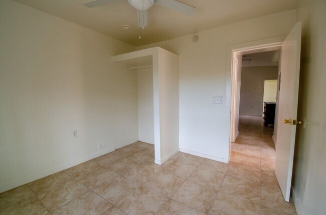 Building Photo - 2 Bed 1 Bath Home with Private Fenced Backyard!