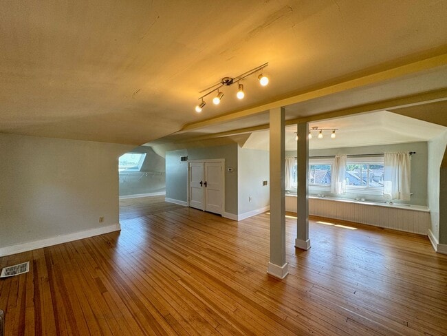 Building Photo - 505-507 W McMillan