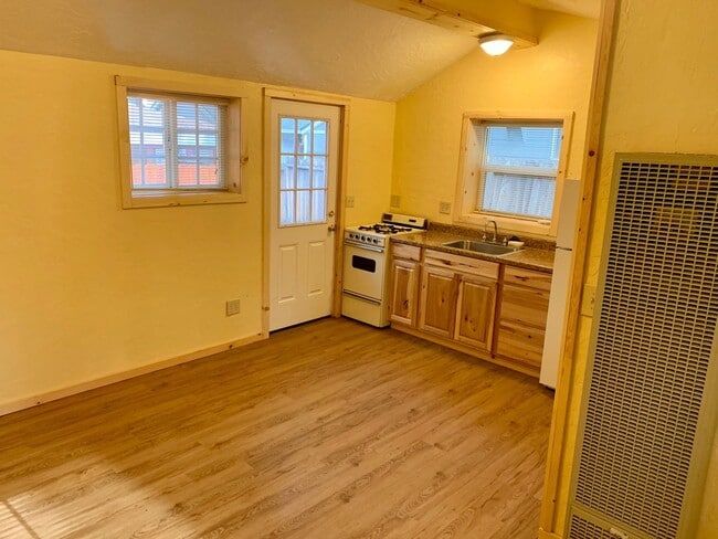 Building Photo - Sweet studio Cabin avail. August 5, 2025!!!