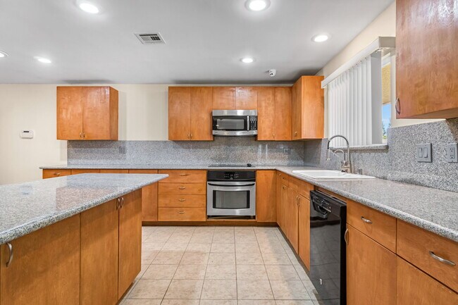 Building Photo - 5170 E Huntington Ave