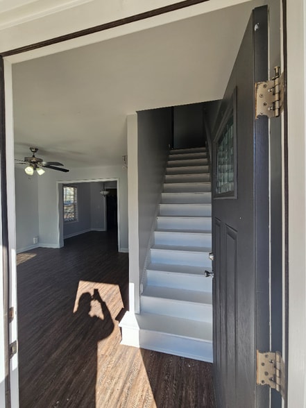 Building Photo - 527 Walter St