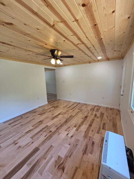 Building Photo - 112 Robert Roten Rd