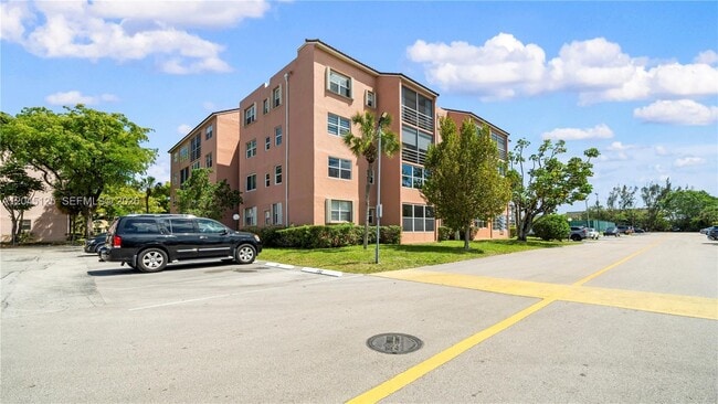 Building Photo - 2861 Somerset Dr
