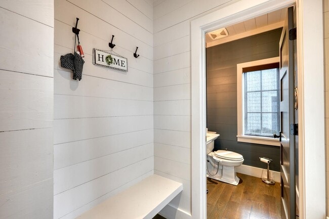 Building Photo - 56 Oak Crescent Cir