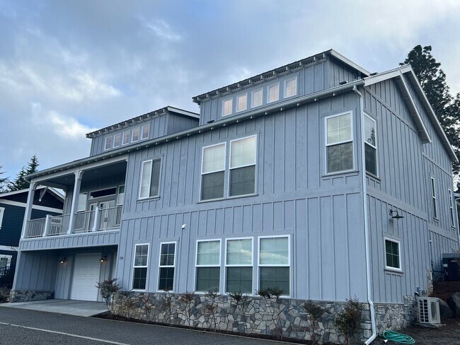 Building Photo - Beautiful, Custom home in the heart of Jacksonville | Available Now