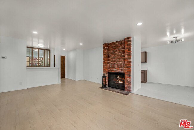 Building Photo - 406 N Oakhurst Dr