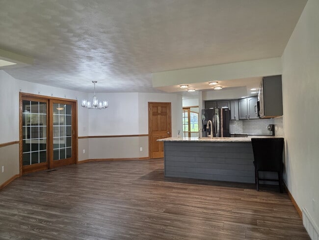 Building Photo - Multi generational Home New London