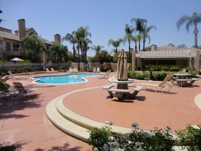 Building Photo - Gorgeous 2 + 2 Santa Fe Condo Valencia