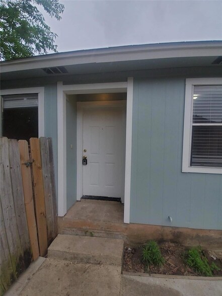 Building Photo - 6909 Hyland Cir