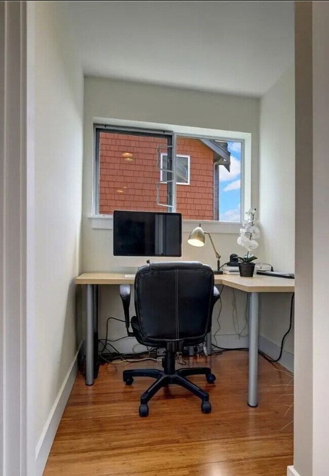 Building Photo - Bright & Spacious Townhome for Rent in a Charming, Tree-Lined Neighborhood