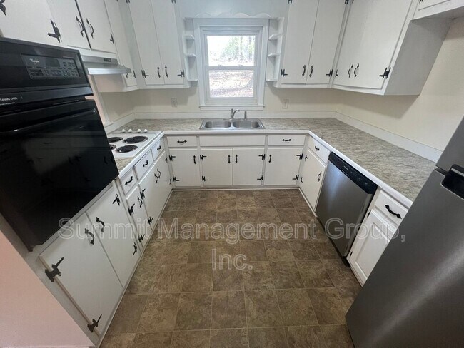 Building Photo - 8293 Lakeview Dr SW