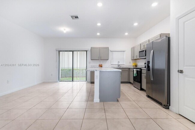 Building Photo - 1170 SW 7th Ct