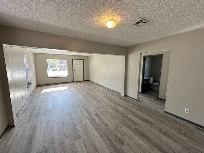 Building Photo - Remodeled 3 bed 1 bath in Central OKC