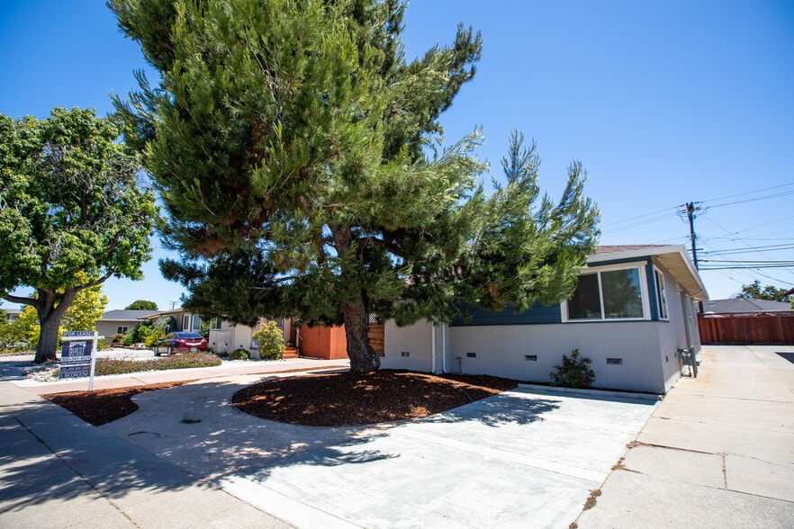 Building Photo - 2103 S Delaware St