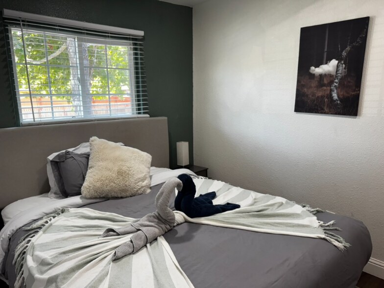 Building Photo - 2120 Kinsington St