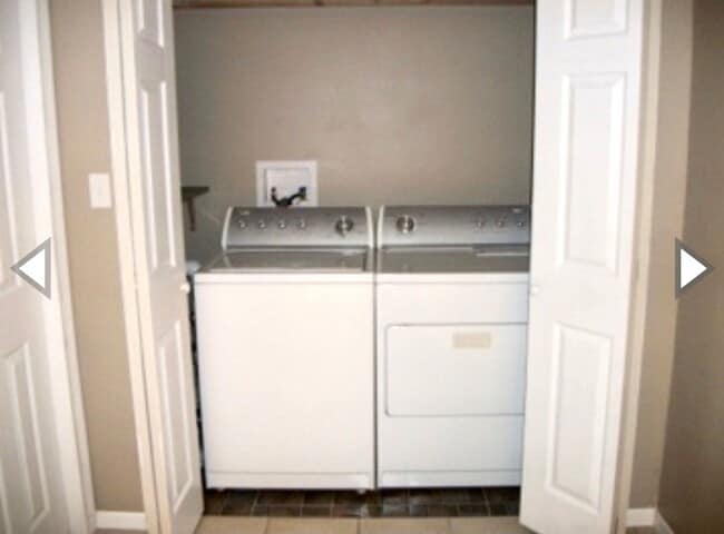 Building Photo - LARGE, 5 BD/2 BA house, near campus!