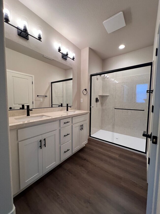 Building Photo - *NEW! 2/2.5/2Townhome in Gardnerville*