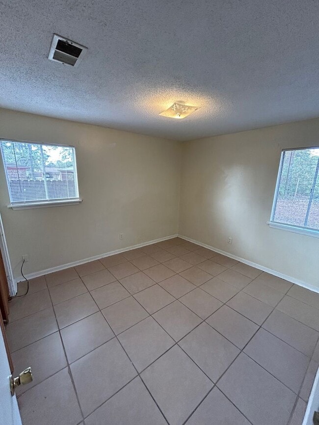 Building Photo - Moss Point 3 Bedroom
