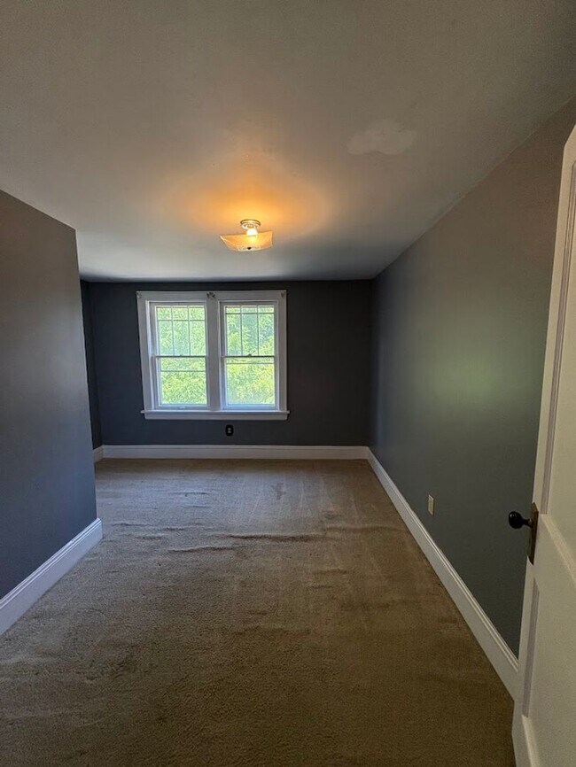 Building Photo - Three bedroom one bathroom home for rent