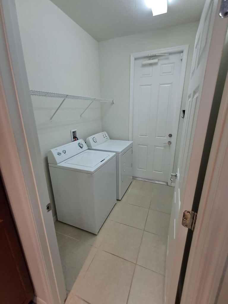 Building Photo - 3254 S Caroline Dr