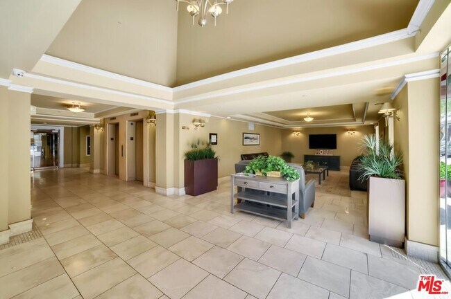 Building Photo - 620 S Gramercy Pl