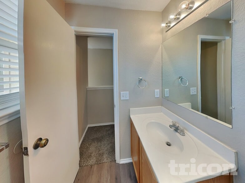 Building Photo - 7307 Circle Farm