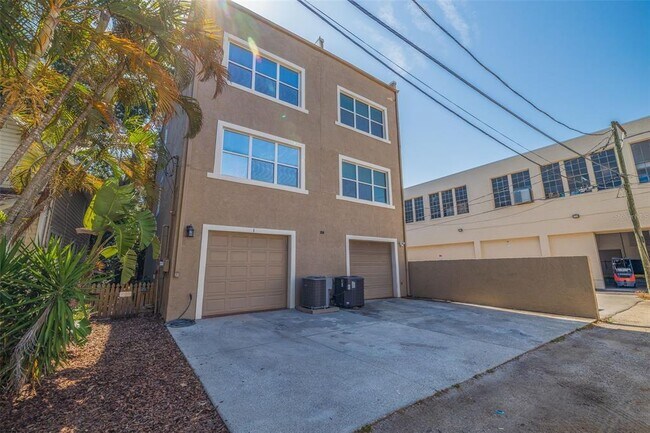 Building Photo - 330 Lang Ct N
