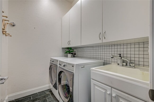 Building Photo - 933 Everest Peak Ave