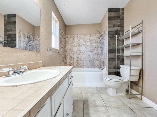 Building Photo - Bright End-Unit Townhome Across from Edmon...