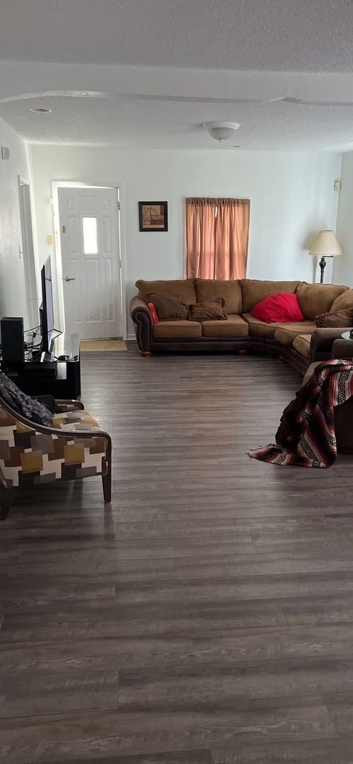 Building Photo - 3 Bed 1 Bath with Central AIr