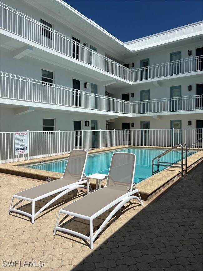 Building Photo - 1021 3rd St S