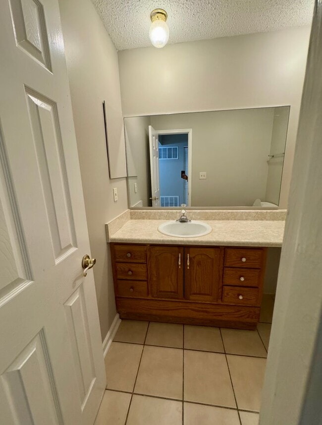 Building Photo - Freshly renovated 3 bedroom condo in Decatur