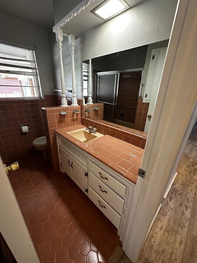 Building Photo - Great 3 bd/1.5 ba Home - Lots of Built-in Storage