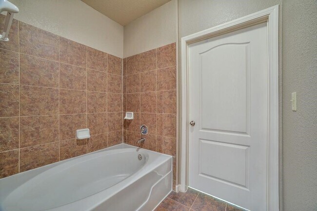 Building Photo - 1711 Old Spanish Trl